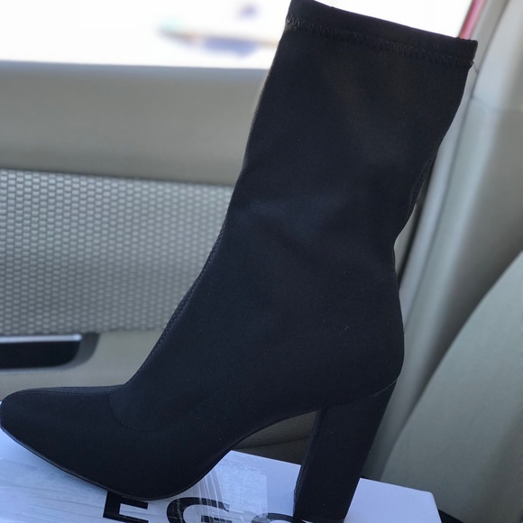 Sz 9 in women. Never worn, brand new. - Picture 1 of 2